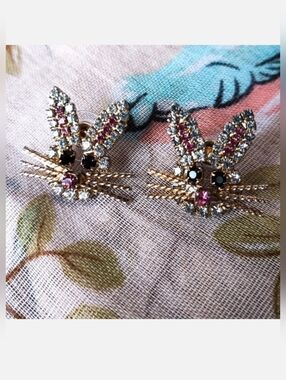 Easter Bunny Peter Rabbit Pierced Vintage Earrings Warner? Prong Set Unsigned
